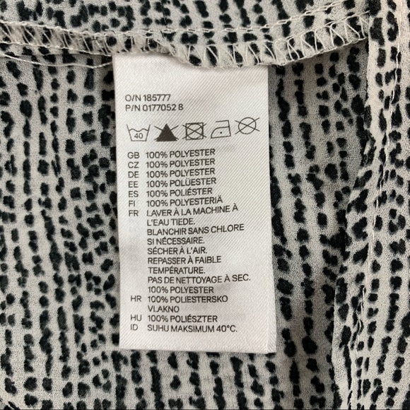H&M Black and White 3/4 Sleeve V-Neck Blouse 10 - Picture 8 of 8